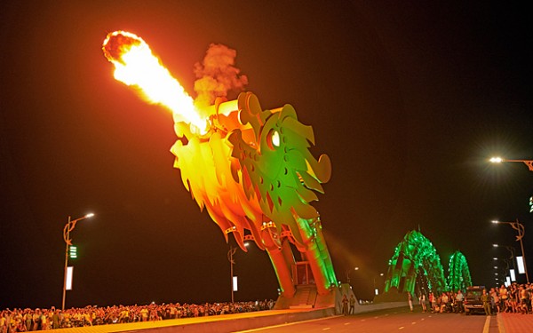 Dragon Bridge Da Nang fire and water show